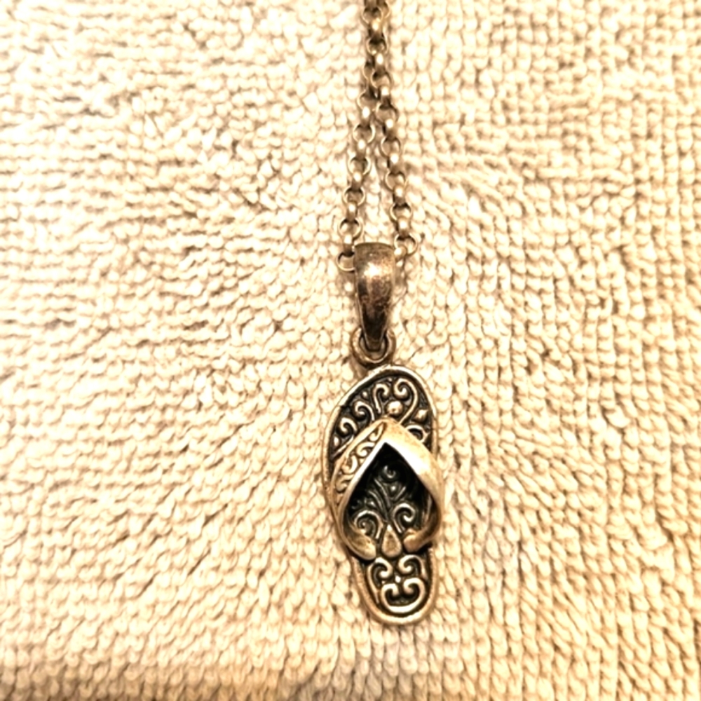 925 STERLING SILVER NECKLACE WITH A "BEACH SANDAL" HANGING BEAUTIFULLY. PICS 📸